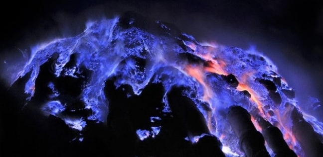 البركان ذو الحمم الزرقاء