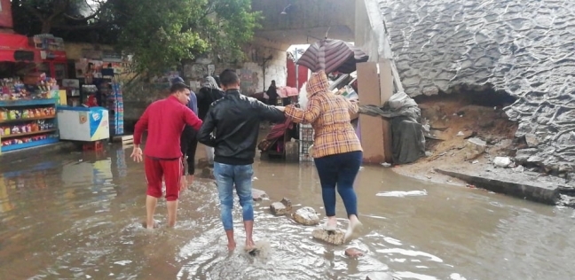 شباب يتطوعون لمساعدة عابري الطريق بالطقس السئ