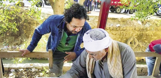 الحاج أحمد يرسم في ورشة الرسم