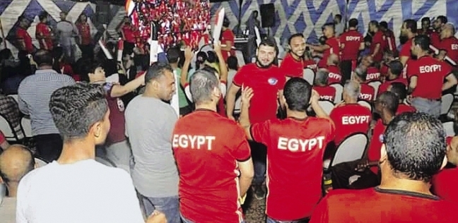 متابعون لمباراة مصر فى قاعة أفراح بالقليوبية