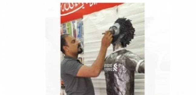 «مصطفى» بجوار تمثال محمد صلاح