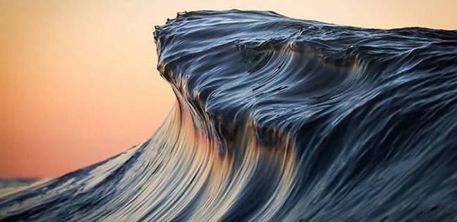 أسترالي يلتقط صور لأمواج  تشبه الجبال