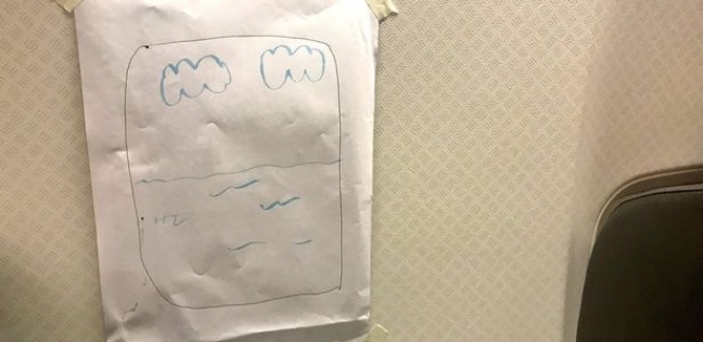 مضيفة يابانية تحاول إرضاء راكب أراد أن يجلس بجانب النافذة فرسمتها له