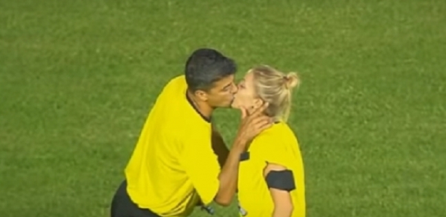 قبلة ساخنة من حكمة كرة قدم لزوجها في الملعب
