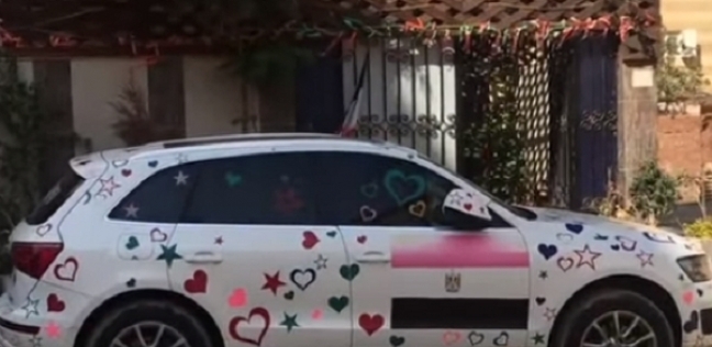 "علم مصر وأكسسوارات" سيارة شعبان عبد الرحيم نفس ملابسه