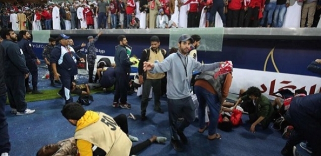 سقوط الجماهير من المدرجات في مباراة عمان والإمارات