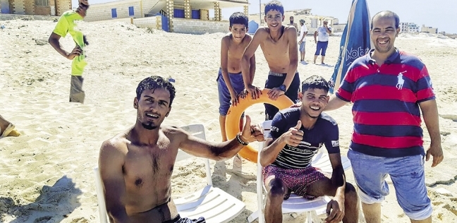 «أحمد» مع أقاربه على الشاطئ