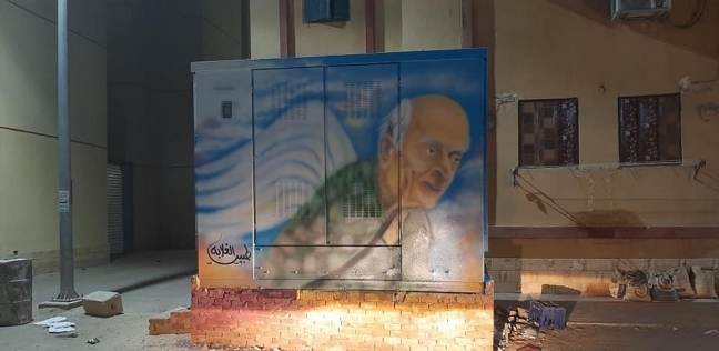 سكان مدينة بالسويس يرسمون شخصية " طبيب الغلابة " علي محولات الكهرباء