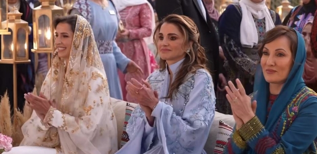 الملكة رانيا تتفاعل مع أغنيات فرقة شابات السلط