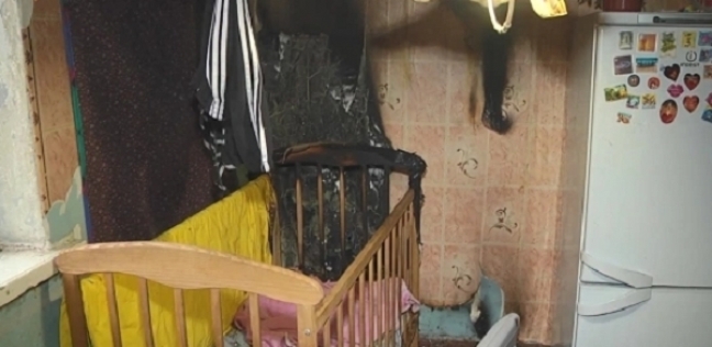 سرير الطفلة بعد انفجار دفاية بالمنزل