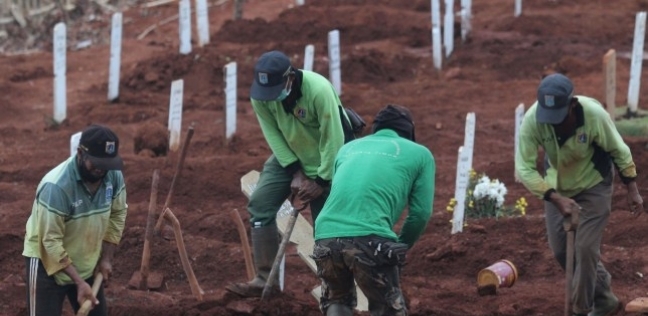 تم إجبار 8 أشخاص على حفر قبور لضحايا فيروس كورونا