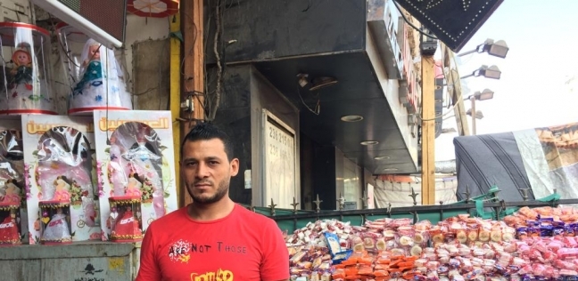 «أحمد» من أمام فرشته لبيع حلوى المولد