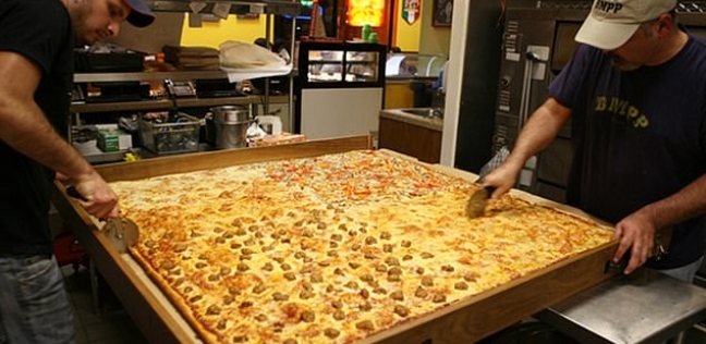 "تكفي لقرية كاملة".. سلسلة مطاعم أمريكية تقدم أكبر بيتزا في العالم
