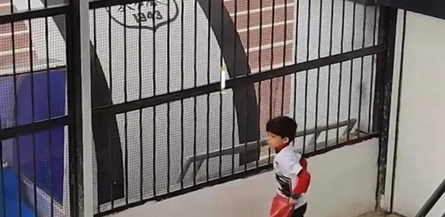 طفل يؤدي الصلاة في المدرجات