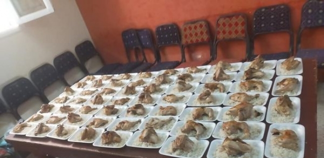 وجبات مجانية تقدمها جمعية «إرادة للتنمية الشاملة» مجانا للمسنين