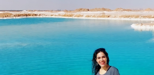 «إيمي» خلال رحلتها في بحيرات الملح بواحة سيوة