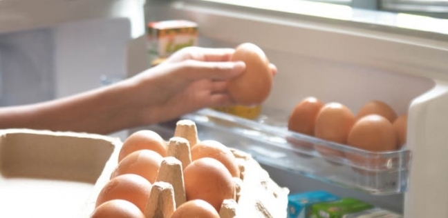عادة خاطئة في تخزين البيض قد تصيبك ببكتيريا سامة.. احذر فعلها