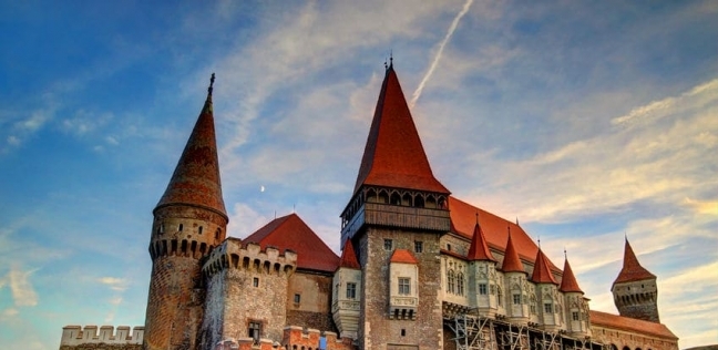 رومانيا تقدم لقاح كورونا بقلعة دراكولا