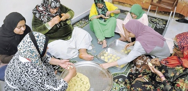 نزيلات دار الإيواء أثناء إعداد «كعك العيد» لتوزيعه على المشردات