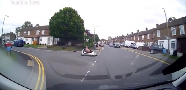 رجل يتجول بسيارة "الملاهي" في أحد شوارع بريطانيا