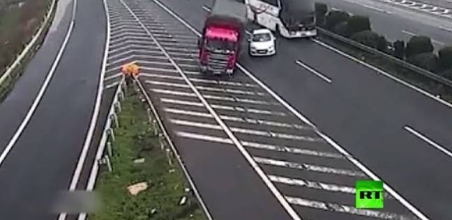 سائق صيني يتسبب في حادثتين مختلفتين دون أن يصاب