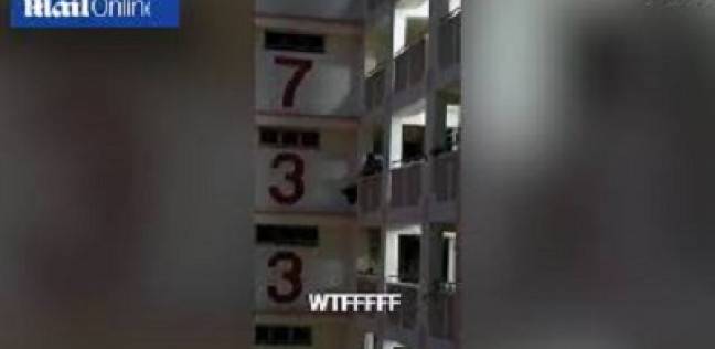 لحظة سقوط قطة من الطابق 11 خلال عملية إنقاذها