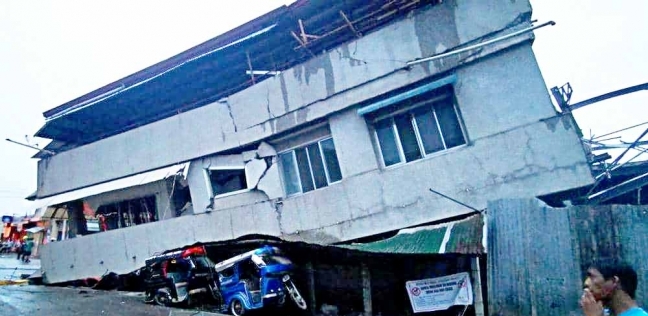 انهيار مبني في الفلبين بسبب الزلزال العنيف