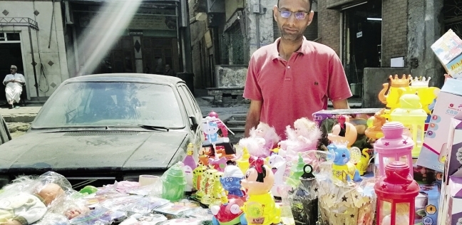 «محمود» يبيع الفوانيس فى سوق الجمعة