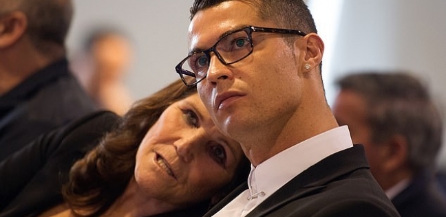 والدة كريستيانو رونالدو تدافع عن نجلها ضد ادعاءات الاغتصاب