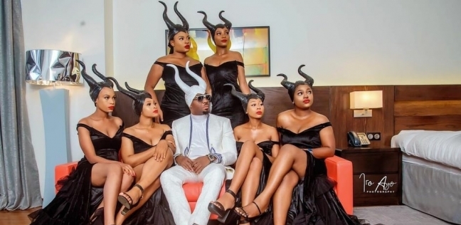 الرجل النيجيري مع الست سيدات