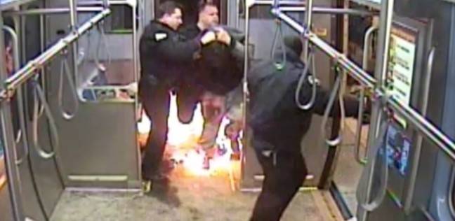 رجل حاول حرق نفسه داخل قطار ولكن الشرطة تنقذه في اخر لحظه