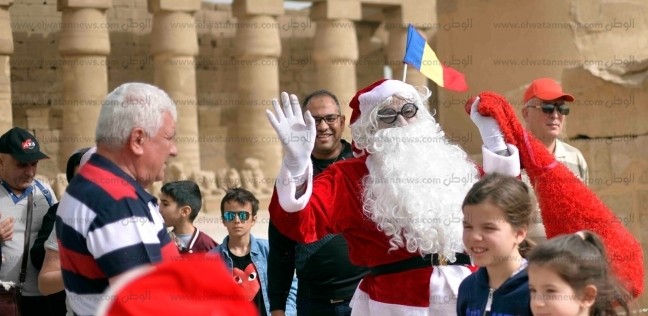 بابا نويل يحتفل بالكريسماس بطرق مختلفة في الأقصر