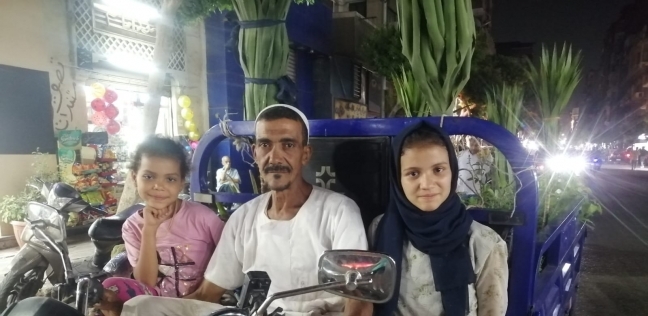 «حسين» ينشر البهجة في شوارع عابدين رفقة ابنتيه ببيع الورود