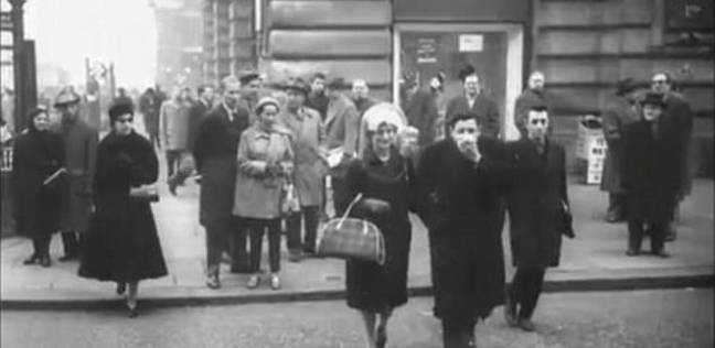 بالفيديو| "خوذة فضائية" لحماية بريطانيين من تلوث الهواء في الخمسينات