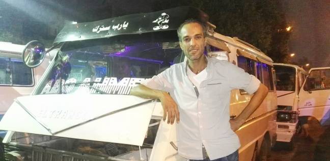 محمود سعد جوار سيارته فى أحد المواقف