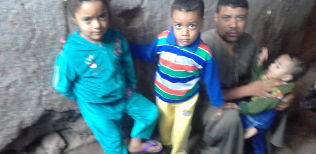«ياسر» وأطفاله ينتظرون تدخل محافظ أسيوط