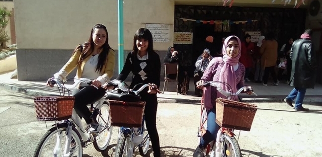 طالبات جامعة القاهرة فى مبادرة لاستخدام الدراجة