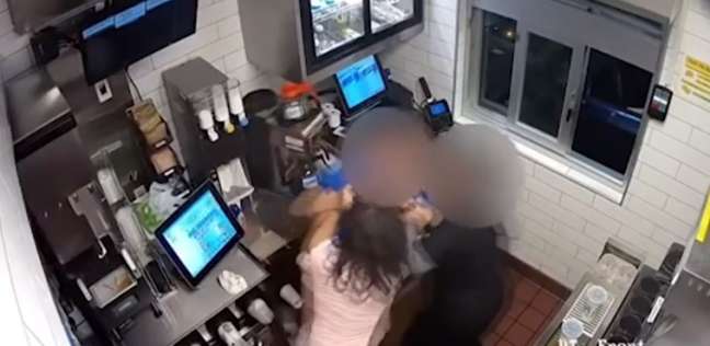 امرأة تعتدي علي عاملة بمطعم ماكدونالدز