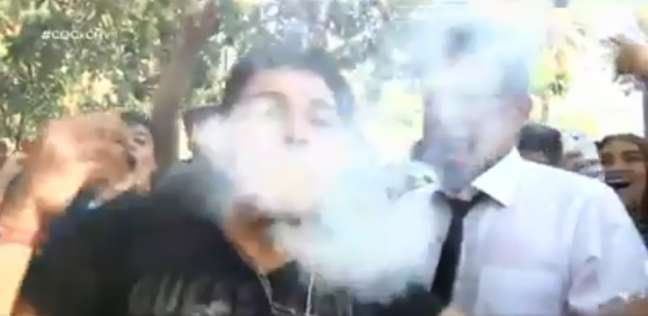 جمهور كولومبيا يحتفل بـ"المخدرات" على الهواء والمراسل "اتسطل"