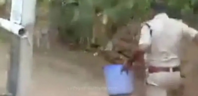 رجل شرطة في الهند يركض لإنقاذ طفل