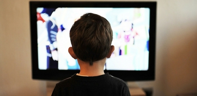 طفل يشاهد التلفاز- صورة أرشيفية