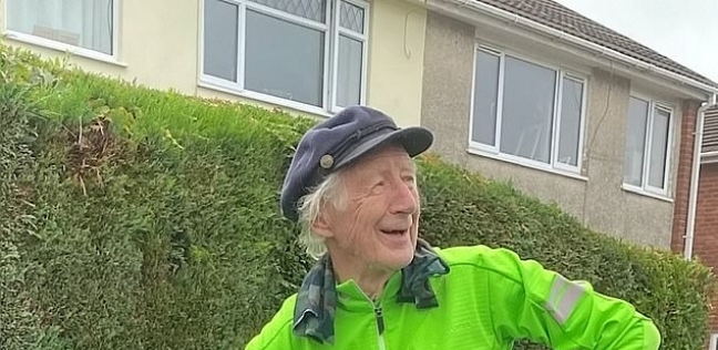 لورنس 88 عاما يجوب بريطانيا بدراجة خلال 25 يوم.
