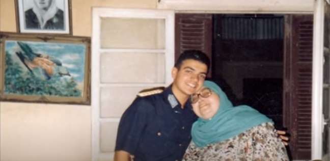 أحمد المنسي مع والدته