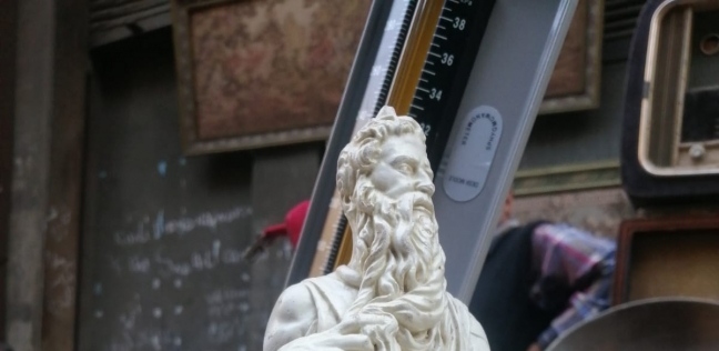 بائع في سوق مقتنيات قديمة يعرض تمثال الأسكندر الأكبر بـ250 جنيهًا