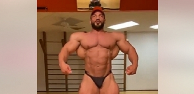 بيج رامي أثناء استعراض عضلاته