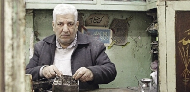 محمود كمال يقوم بإصلاح أحد أجهزة الراديو