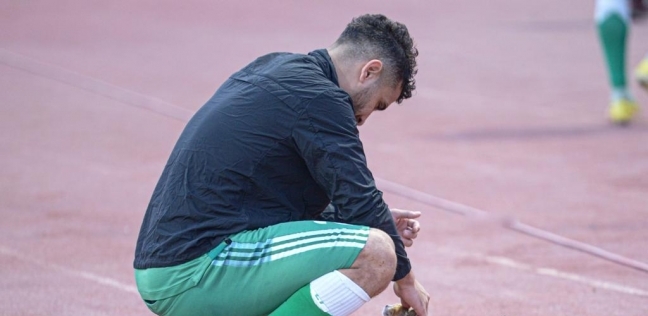 محمد محمود لاعب الاتحاد السكندري يمنح الماء لقطة صغيرة