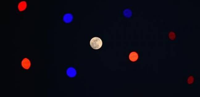 القمر الأحدب قرب نجم الدبران الأحمر