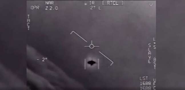 فيديو تم تصويره بواسطة طائرة حربية أريكيو يظهر جسما طائرا غريبا