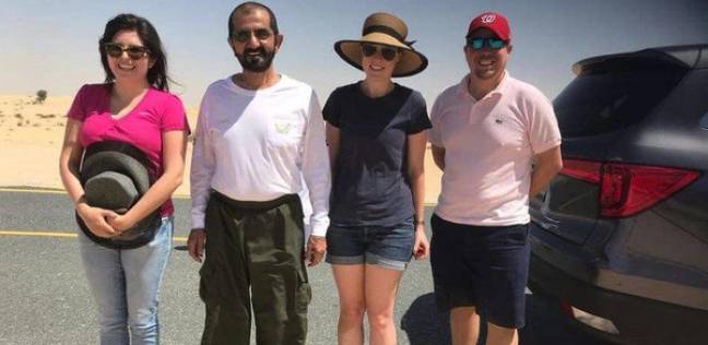 حاكم دبي ينقذ أسرة اوروبية علقت سيارتها في الرمال بسيارته الخاصة
